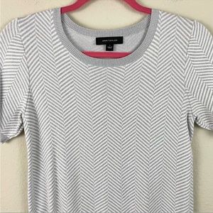 Ann Taylor Gray Chevron Short Sleeve Sweater Tee Size S